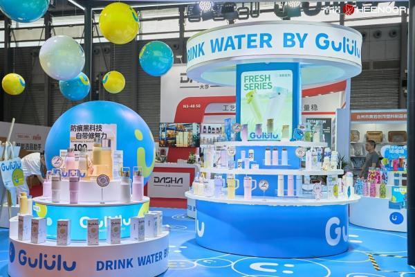 希诺旗下年轻品牌“咕噜噜”活力亮相2025上海百货会，以快乐之名重塑健康饮水新体验 