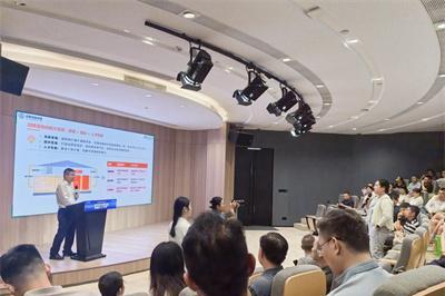 百思特高级副总裁邓佳驰受邀出席华中科技大学EMBA公开课，深度赋能企业战略选择与能力构建 