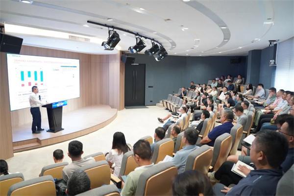 百思特高级副总裁邓佳驰受邀出席华中科技大学EMBA公开课，深度赋能企业战略选择与能力构建 