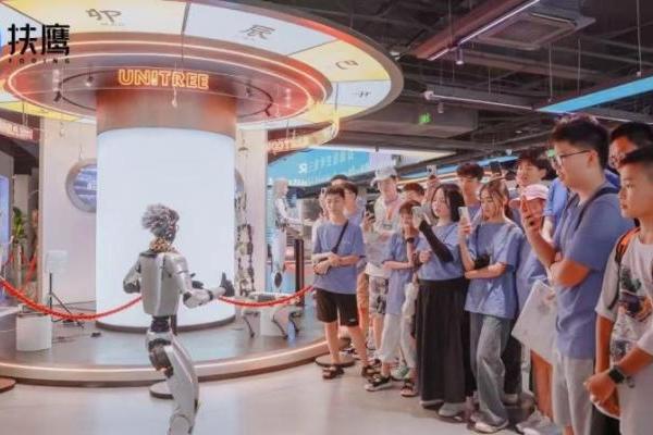 扶鹰教育名校名企精英研学营暑期收官：多城行走课堂赋能青少年成长 