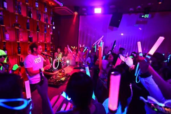 火锅蹦迪两不误：海底捞用"音乐锅"打开Z世代深夜社交新次元 