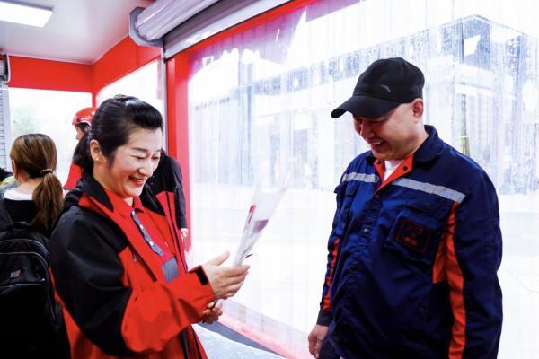 七夕礼物、免费上妆合照 京东家电家居爱心鹊桥站台为一线劳动者定格浪漫瞬间 