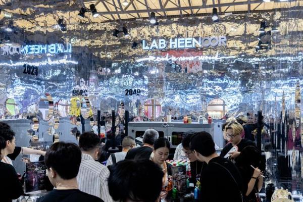 让创意落地：LAB HEENOOR在上海百货展构建“无限现实” 