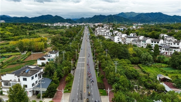 车轮上的山水画卷：2025“犀旺杯”环黄山国际公路自行车赛火热进行中