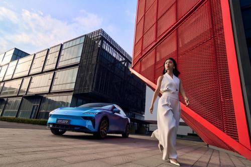 智能 + 安全双在线！2025 东风奕派 eπ007，重新定义年轻人首台车