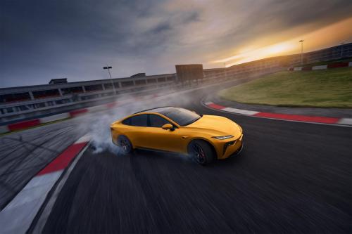 智能 + 安全双在线！2025 东风奕派 eπ007，重新定义年轻人首台车