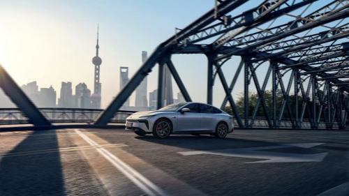 智能 + 安全双在线！2025 东风奕派 eπ007，重新定义年轻人首台车