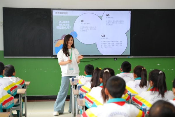 一个木盖的远行：谷雨用220套“再生”课桌椅托起宁夏学童梦想