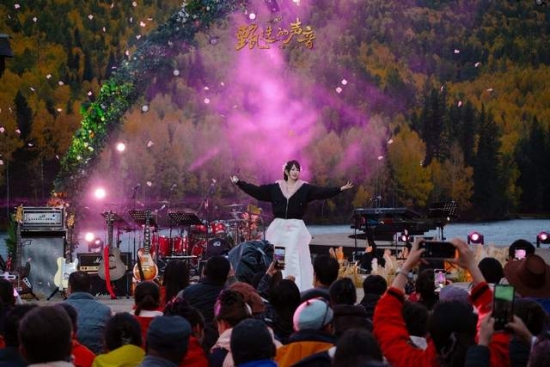 水木年华线上演唱会惊喜阿勒泰，25万人同时在线 