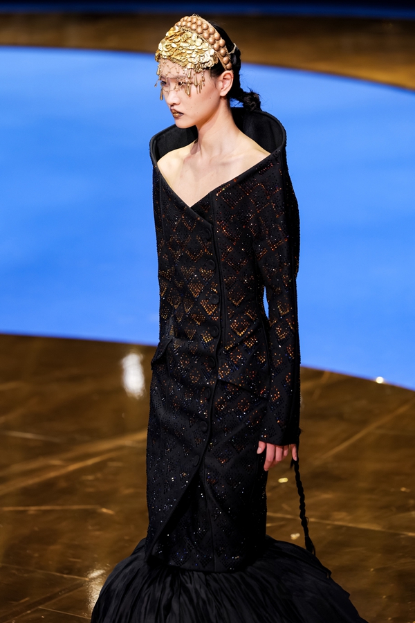 MAGGIE MA“曜象鎏辉 | AURORA VASTNESS”：以女娲神话织就现代女性精神图腾 