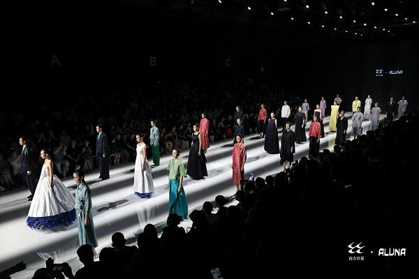 “南方丝巢×吕越” 时装发布会惊艳亮相中国国际时装周 