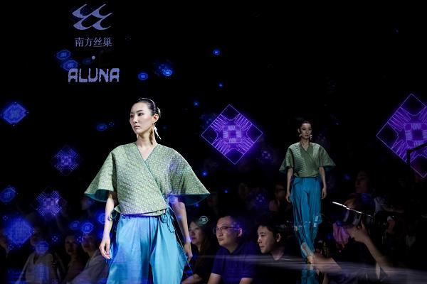 “南方丝巢×吕越” 时装发布会惊艳亮相中国国际时装周 