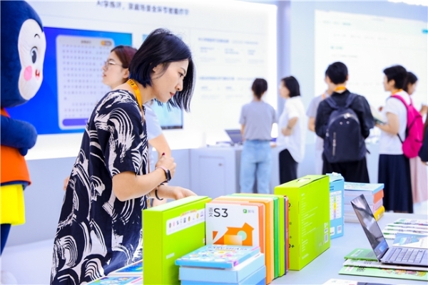 2025服贸会开幕：斑马AI大模型让学习更快乐更高效 
