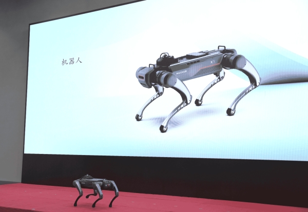 2026届校园招聘大战启幕 科技企业派机器狗进高校抢人 