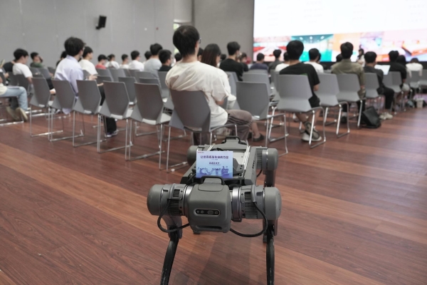 2026届校园招聘大战启幕 科技企业派机器狗进高校抢人 