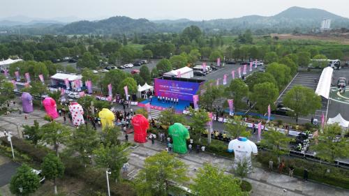 “大洪山杯”第二届中国公路自行车公开赛（湖北随县站）鸣笛开赛 