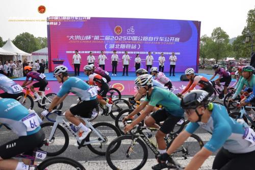 “大洪山杯”第二届中国公路自行车公开赛（湖北随县站）鸣笛开赛 