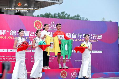 “大洪山杯”第二届中国公路自行车公开赛（湖北随县站）鸣笛开赛 