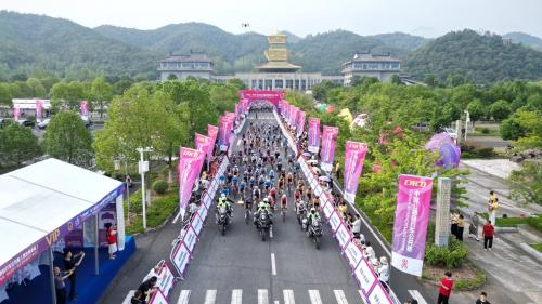 “大洪山杯”第二届中国公路自行车公开赛（湖北随县站）鸣笛开赛 