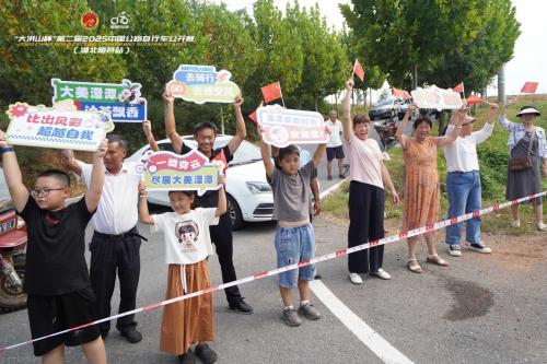 “大洪山杯”第二届中国公路自行车公开赛（湖北随县站）鸣笛开赛 