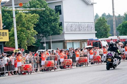 “大洪山杯”第二届中国公路自行车公开赛（湖北随县站）鸣笛开赛 