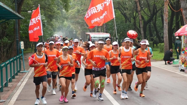 张亮麻辣烫助力2025哈尔滨马拉松 点亮赛道流水席 