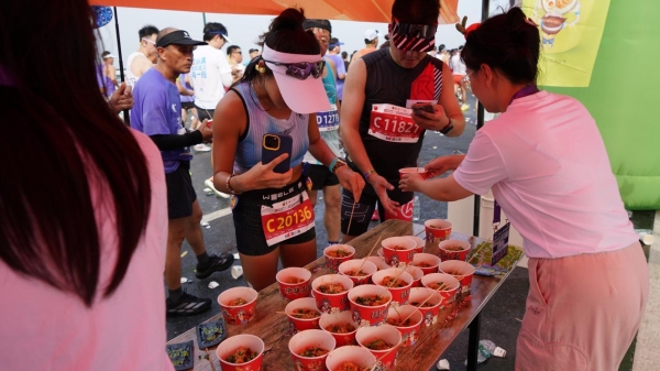 张亮麻辣烫助力2025哈尔滨马拉松 点亮赛道流水席 