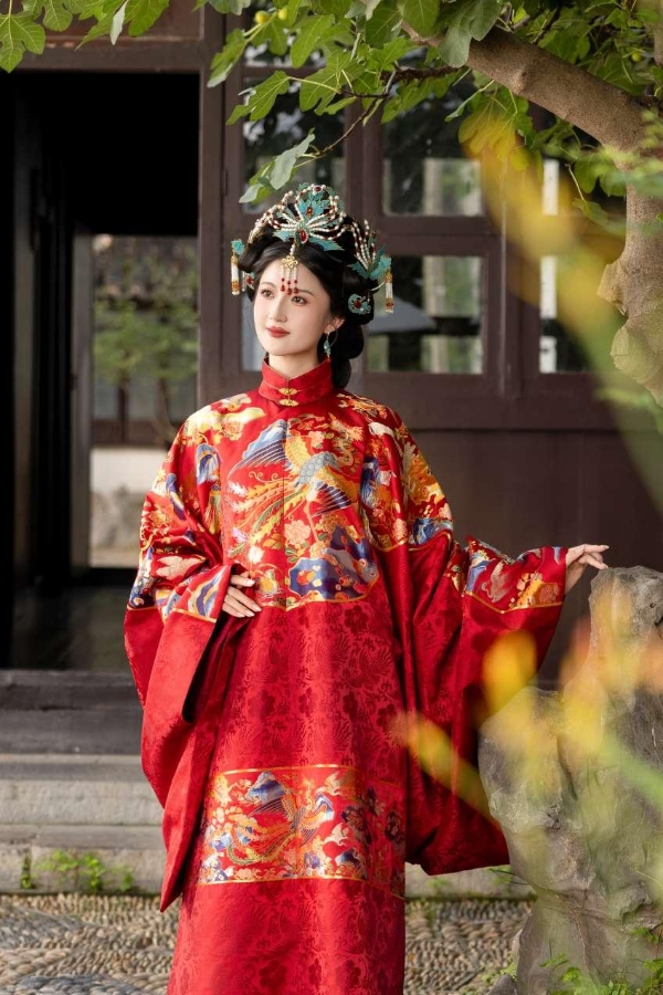 织造艺术表现提档升级 云锦博物馆新款吉服再突破皇后吉服记录 
