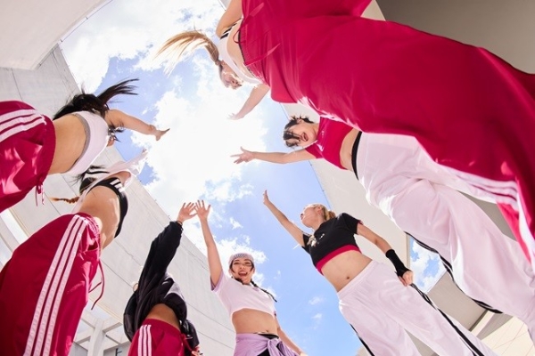一起跳,玩就行!adidas Sportswear三条纹舞动系列焕新登场,舞动校园,释放青春能量! 