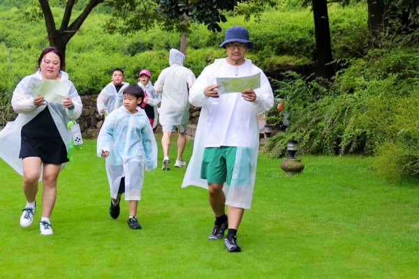 广阔世界 一网直前 奔驰x一善网球自然亲子营山野中释放成长潜能 