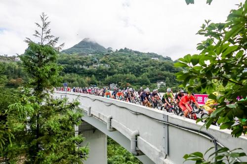 峡谷英雄·骑遇恩施 2025中国公路自行车公开赛（湖北恩施站）圆满落幕 