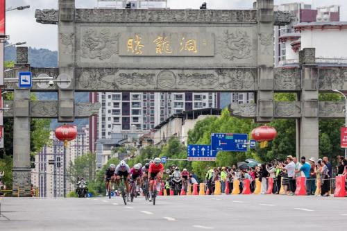 峡谷英雄·骑遇恩施 2025中国公路自行车公开赛（湖北恩施站）圆满落幕 