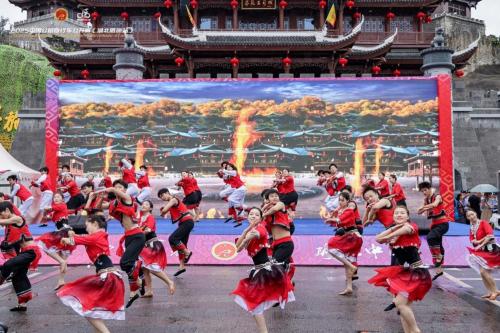 峡谷英雄·骑遇恩施 2025中国公路自行车公开赛（湖北恩施站）圆满落幕 