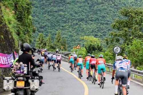 峡谷英雄·骑遇恩施 2025中国公路自行车公开赛（湖北恩施站）圆满落幕 