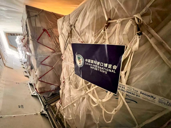 东航高效保障第八届进博会首票空运展品抵沪 