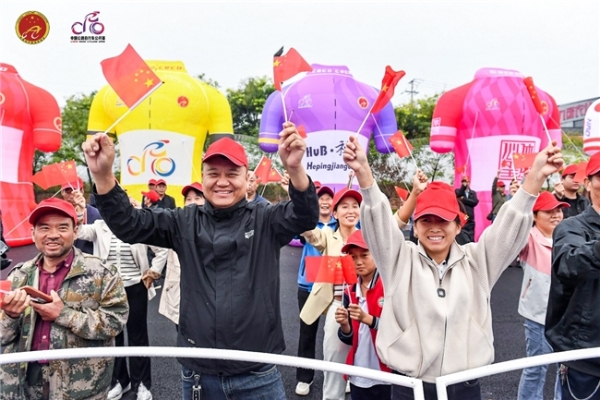“红川绿谷 骑行太行” 2025中国公路自行车公开赛（邢台站）鸣笛开赛