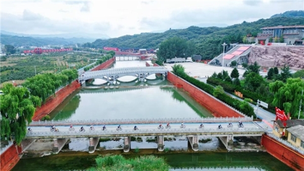 “红川绿谷 骑行太行” 2025中国公路自行车公开赛（邢台站）鸣笛开赛