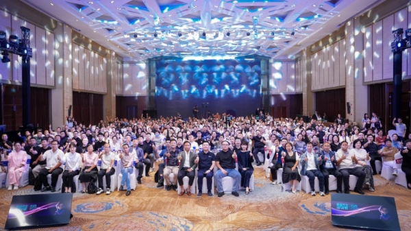 高报行业数字化升级新篇章：小鹭AI联盈峰会，共筑智能增长双引擎 