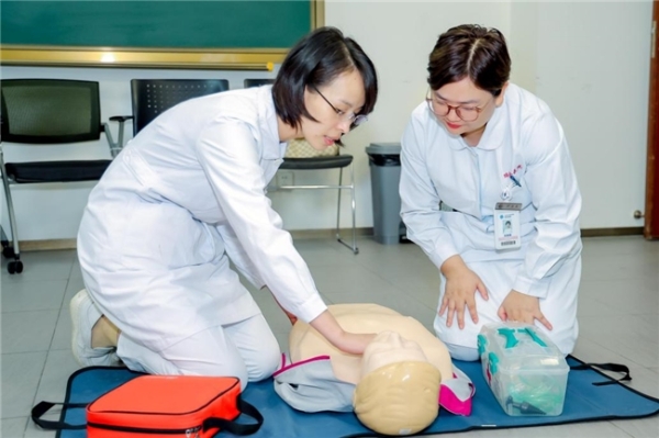 医者引领 全民参与 让AED动起来！” 沃尔沃汽车携手医疗力量共筑生命防线 
