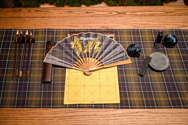 Barbour 诚邀韩东君莅临成都太古里，共庆Tartan经典格新主题快闪店耀然启幕 