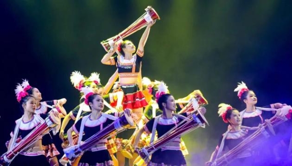 免费领票预约！假期去美林湖看打铁花、旗袍舞秀、鱼灯剧场...每天不重样！ 