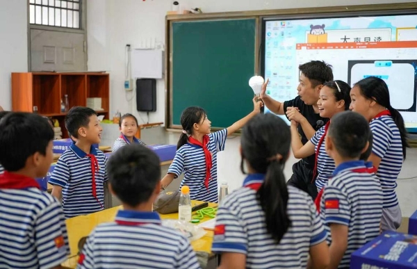 高途“我AI科学课·希望工程乡村教育赋能项目”在革命老区百色启动  