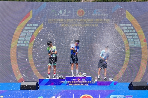 2025中国公路自行车职业联赛（雁荡山站） 暨第三届雁荡山骑行大会鸣笛开赛 