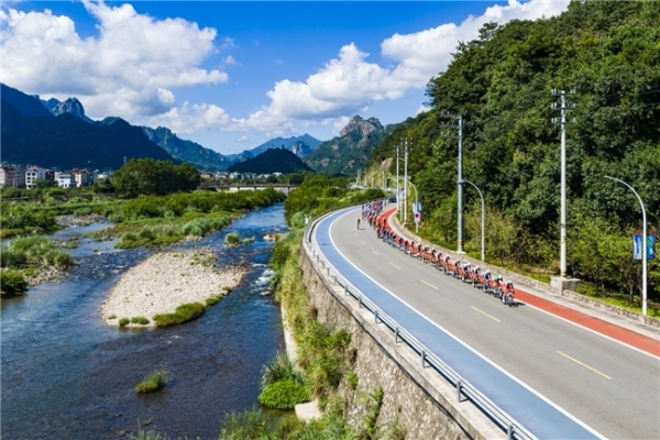2025中国公路自行车职业联赛（雁荡山站） 暨第三届雁荡山骑行大会鸣笛开赛 