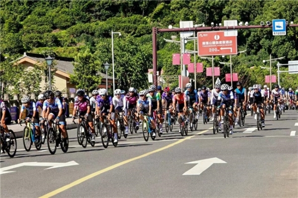 2025中国公路自行车职业联赛（雁荡山站） 暨第三届雁荡山骑行大会鸣笛开赛 