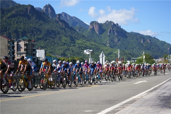 2025中国公路自行车职业联赛（雁荡山站） 暨第三届雁荡山骑行大会鸣笛开赛 