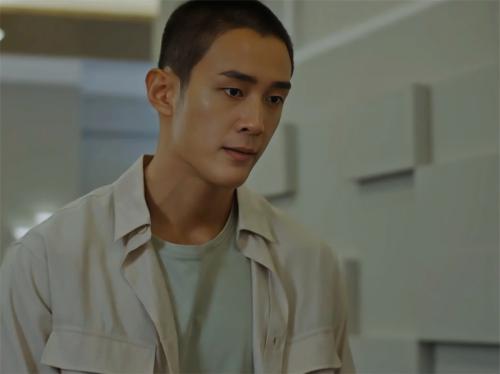 新加坡演员邓伟徳《带剑女孩》热播 硬朗外型下显多面演技 