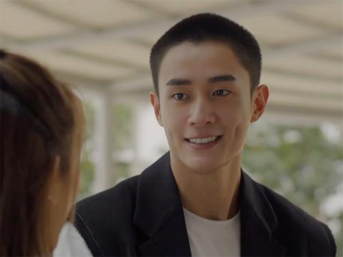 新加坡演员邓伟徳《带剑女孩》热播 硬朗外型下显多面演技 