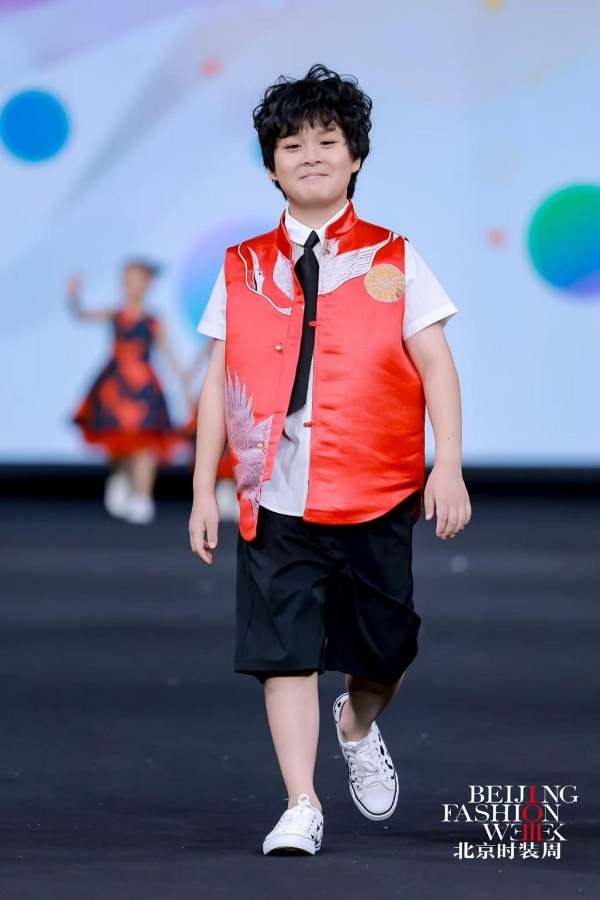 时尚承载责任：小鹤鹤“潮享日”公益秀瞩目京城，少年龚喜演绎东方大美 