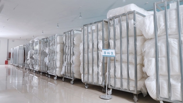 新华网实地探访嫚熙生产基地：日抛内裤从车间到成品，母婴级洁净看得见 